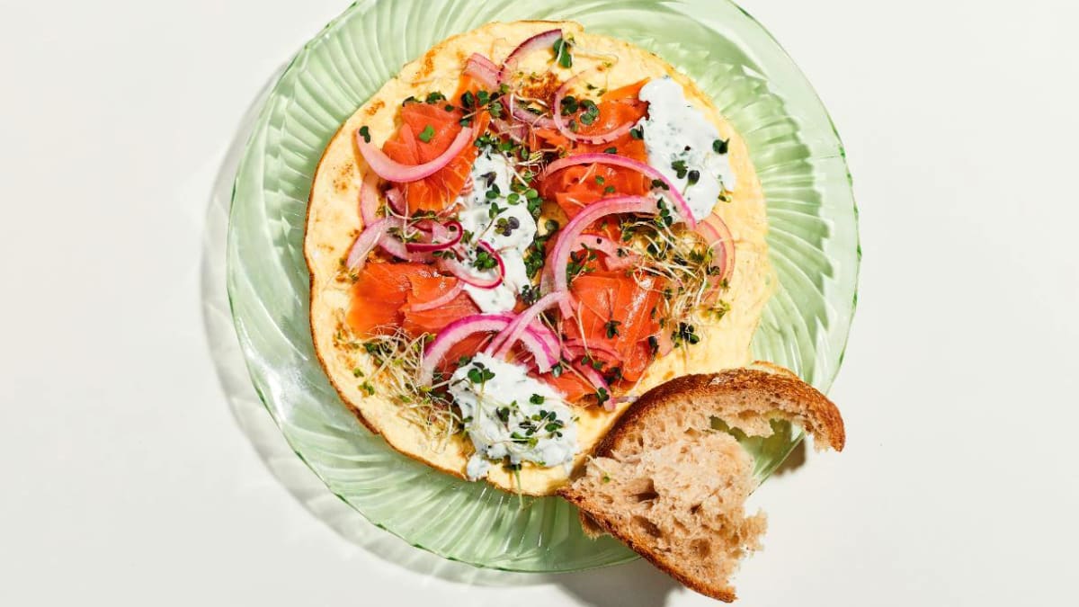 Omeleta s tvarohem a uzeným lososem