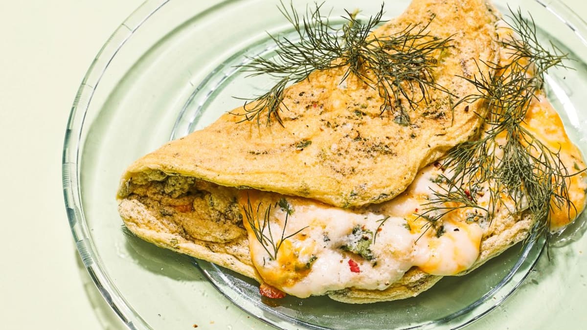 Nadýchaná sýrová omeleta s pažitkou a koprem