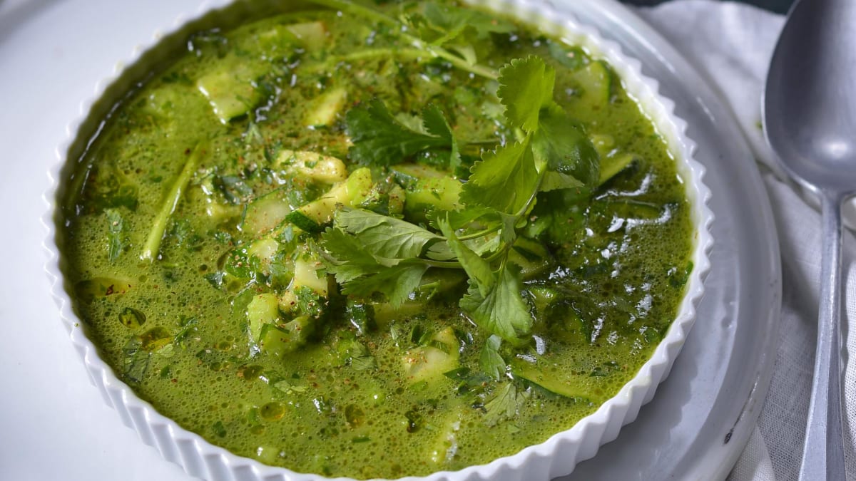 Jarní zelená polévka s bylinkovým pestem