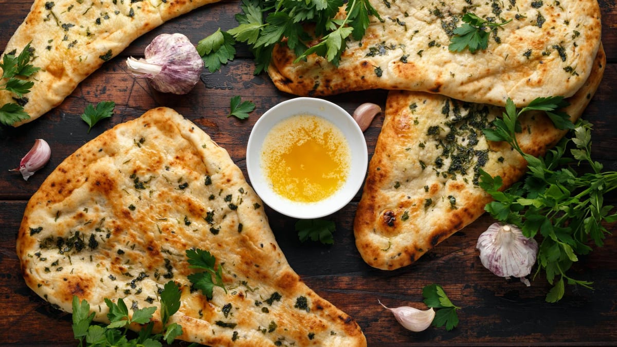 Česnekový naan – indická chlebová placka 2