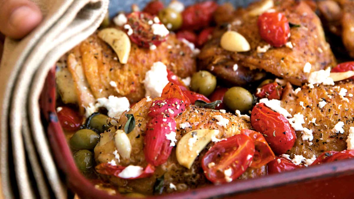 Středomořská kuřecí stehna s rajčaty, olivami a sýrem feta