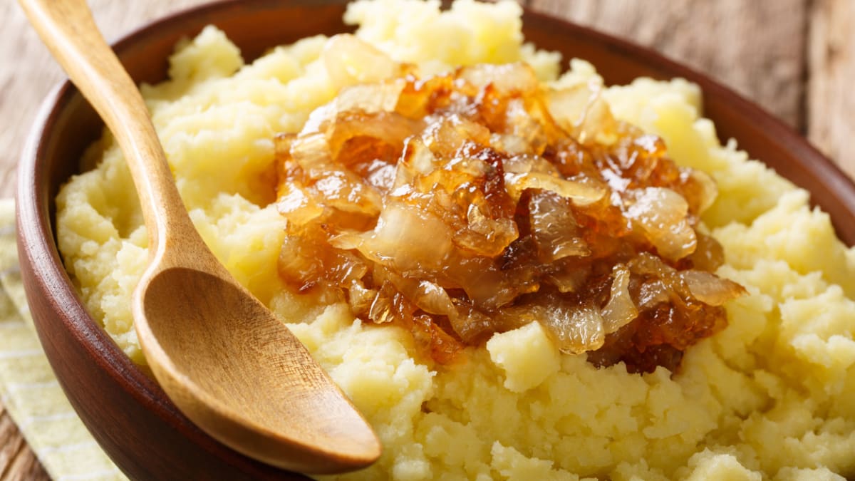 Karamelizovaná cibule je výborná ve šťouchaných bramborách