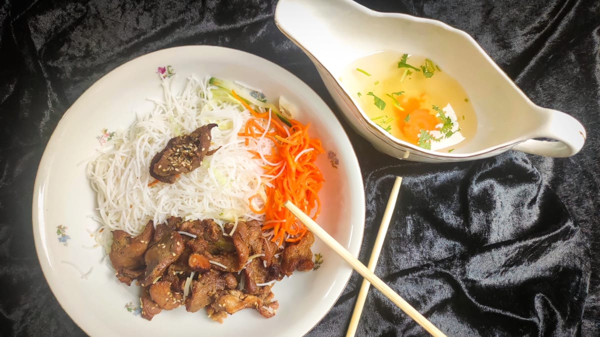 Bun Cha s restovaným vepřovým a rýžovými nudlemi