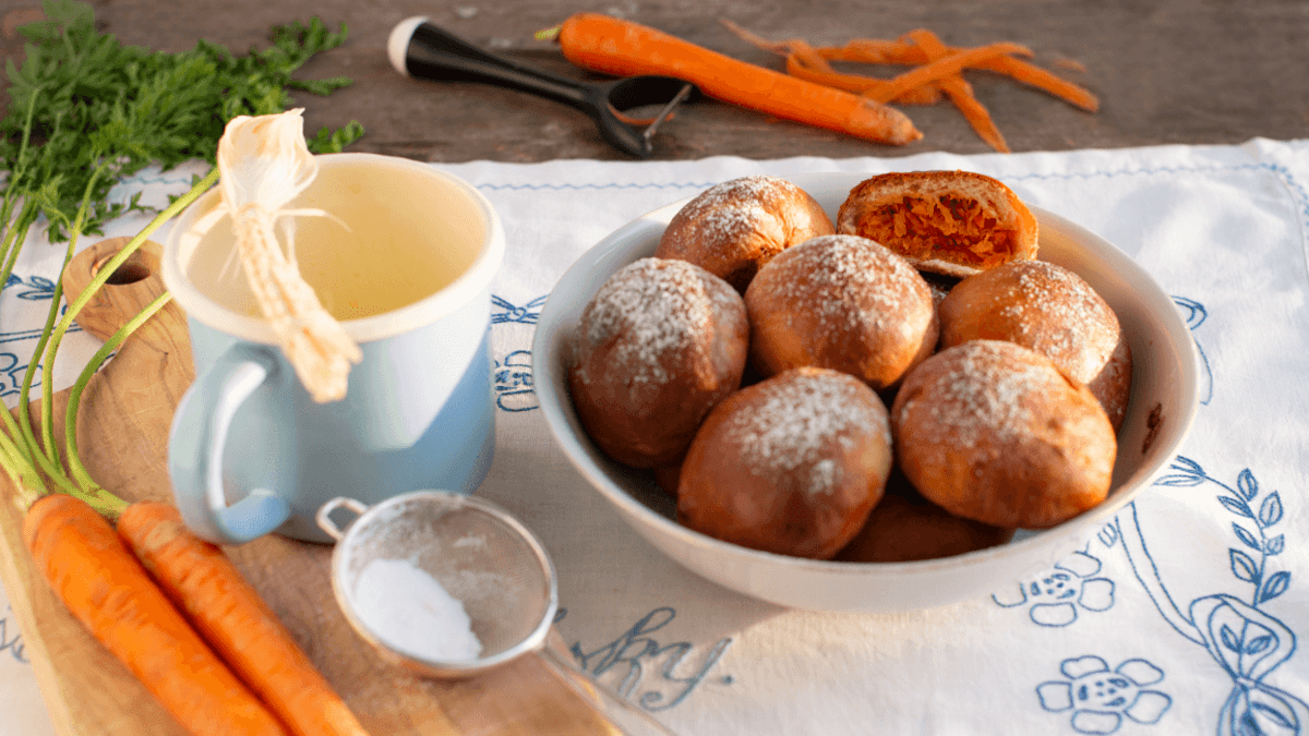 Mrkvánky z Polné: kynuté buchtičky s mrkvovou náplní