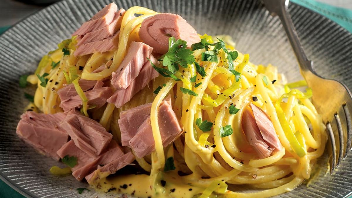 Špagety carbonara s tuňákem a pórkem