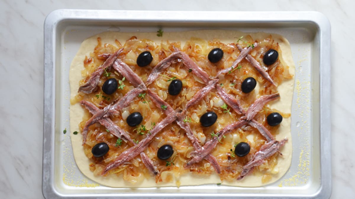 Pissaladiere - slaný koláč s karamelizovanou cibulí, ančovičkami a olivami 2
