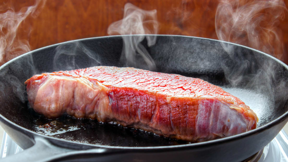 Na přípravu steaku je vhodná litinová nebo nerezová pánev se silným dnem