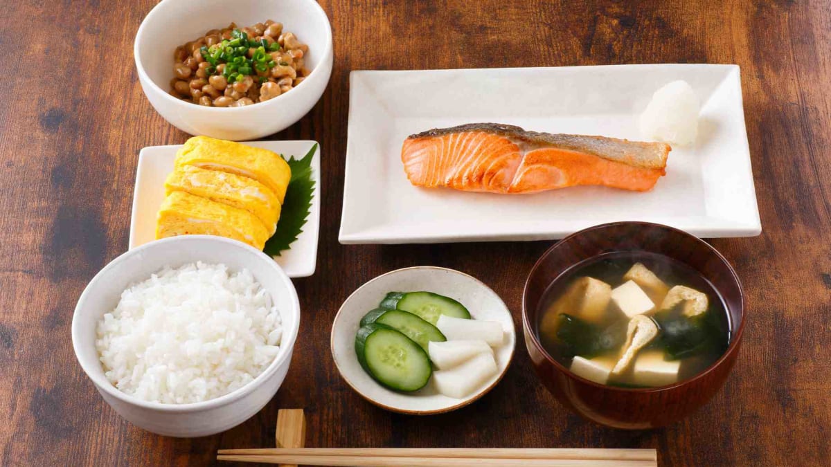Japonský snídaně je slaná a plná bílkovin