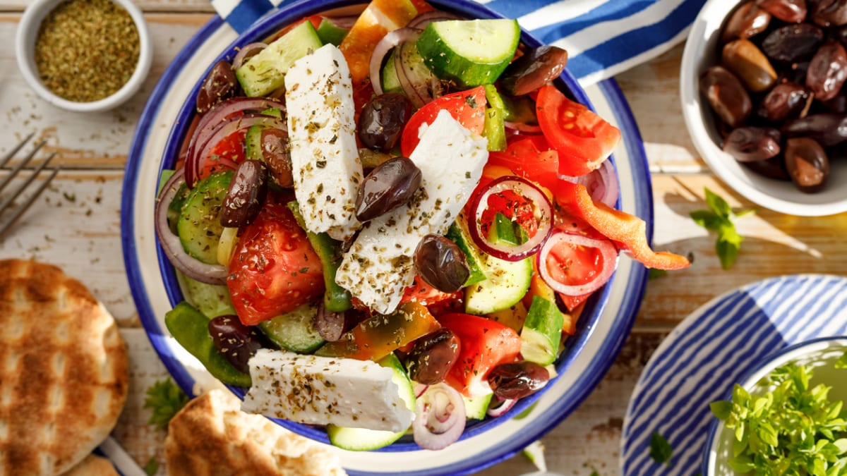 Řecký salát – autentický recept na prázdninovou klasiku