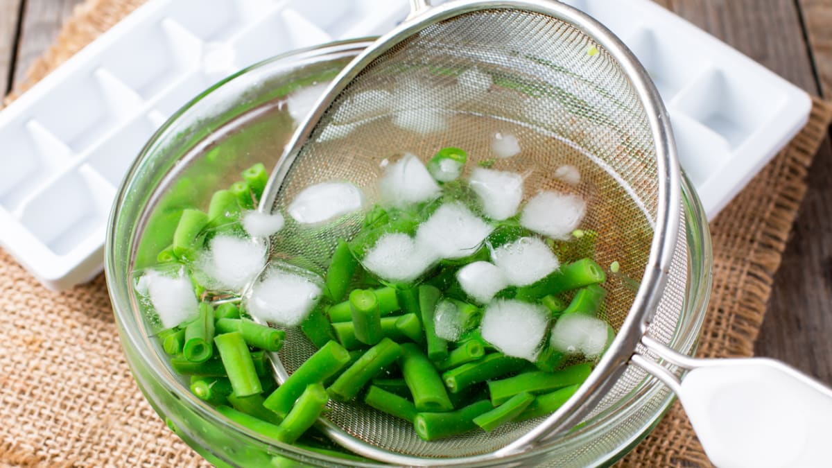 Dopřejte blanšírované zelenině ledovou lázeň