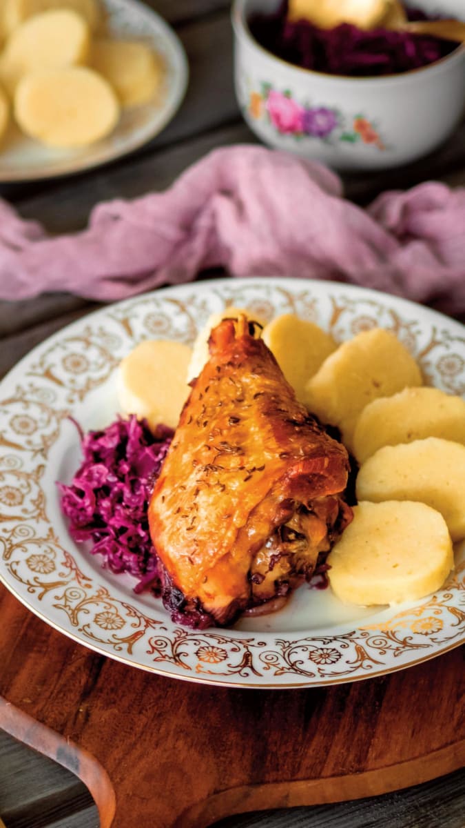 Kuře nebo krůta à la kachna s červeným zelím a bramborovým knedlíkem
