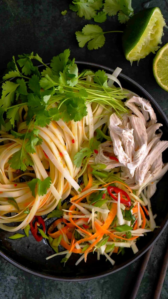 Vietnamský nudlový salát s kuřecím masem