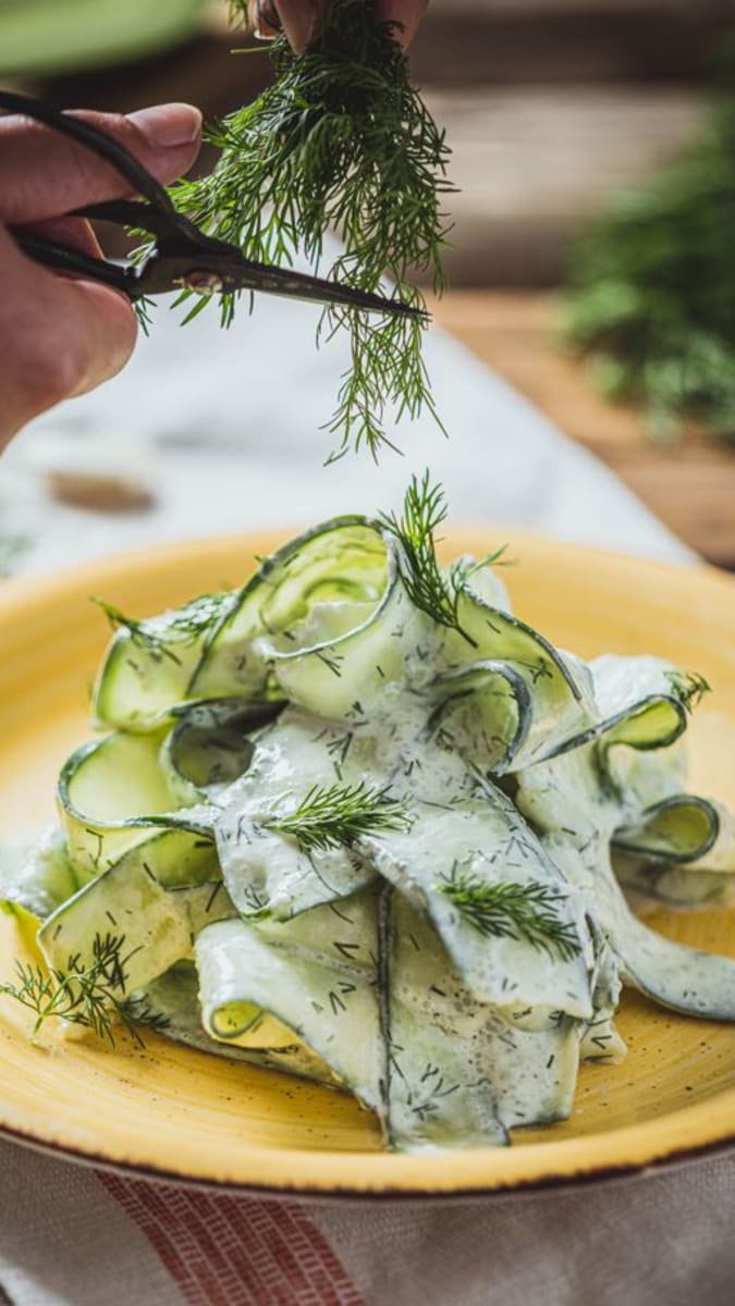 Okurkový salát se zakysanou smetanou, česnekem a čerstvým koprem