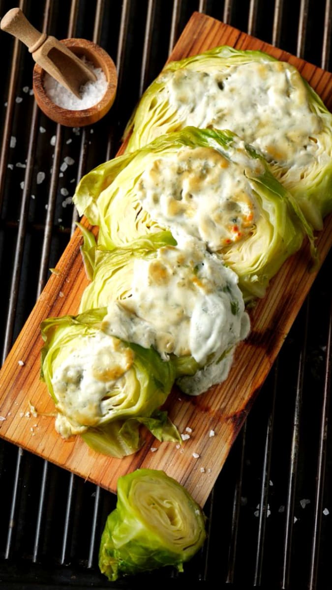 Špičaté zelí pečené na cedrovém prkénku s krustou ze sýra s modrou plísní