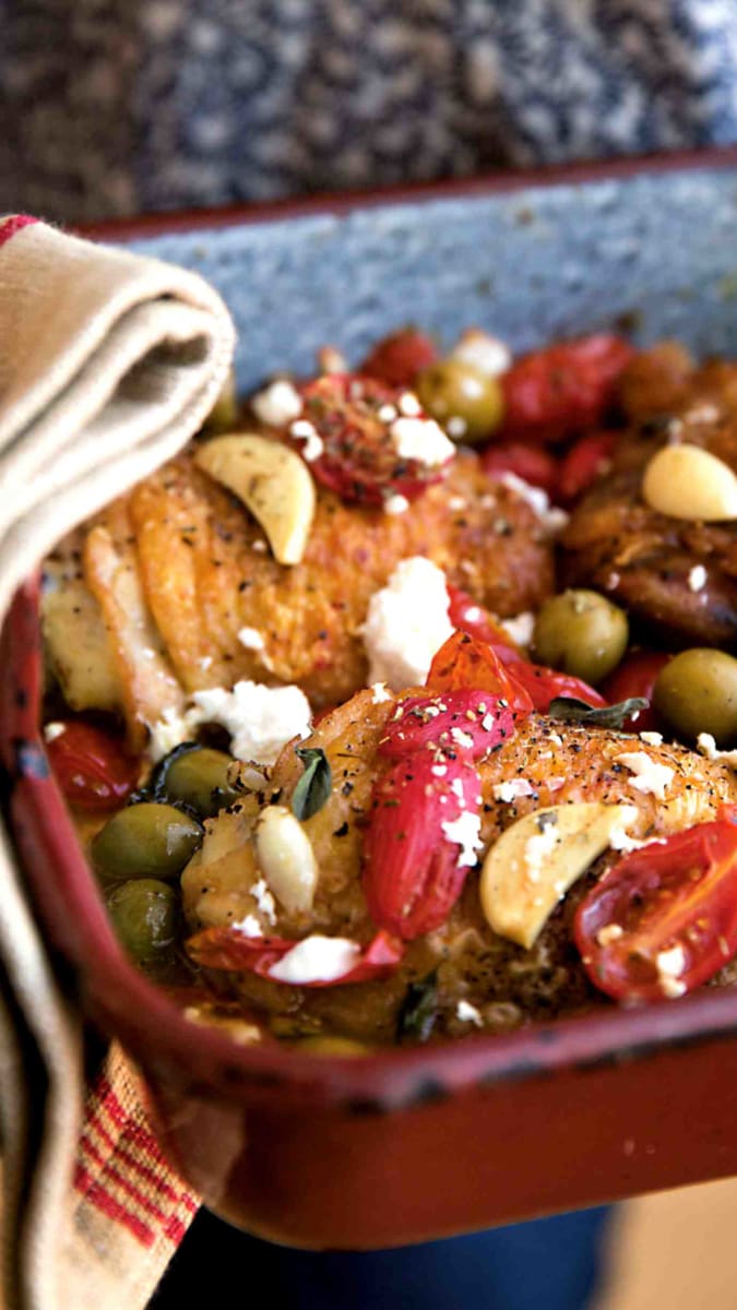 Středomořská kuřecí stehna s rajčaty, olivami a sýrem feta 