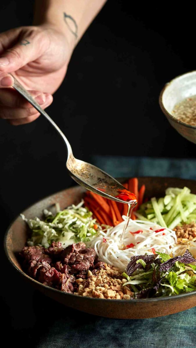 Bún bò Nam Bộ - rýžové nudle s hovězím masem