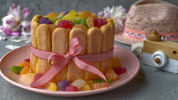Nepečený tvarohový dort s bonbony: perfektní na oslavu konce prázdnin