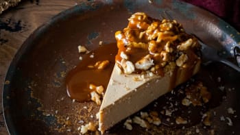 Karamelovo-kávový cheesecake s ořechy podle Máma peče doma