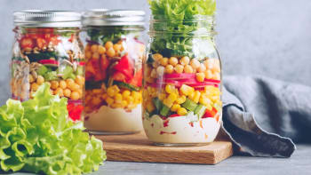 Saláty do sklenice: Jak je připravit, aby vydržely čerstvé celý týden