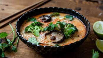 Thajská polévka s kokosovým mlékem a houbami šitake