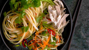 Vietnamský nudlový salát s kuřecím masem