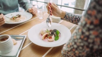 3 tipy na červnové gastroakce: restaurace plné chobotnic, syrových ryb i ovocných knedlíků