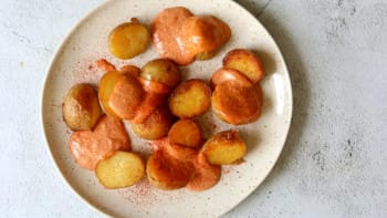 Patatas Bravas – španělské pečené brambory s uzenou majonézou