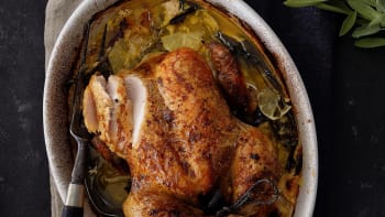 Pečené kuře v mléce se šalvějí podle Jamieho Olivera