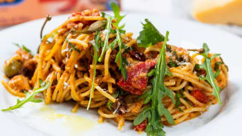 Špagety s artyčoky, polosušenými rajčaty a chilli tuňákem