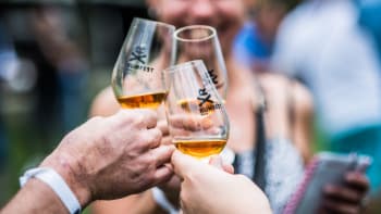3 tipy na květnové gastroakce: festival rumu, růžového vína a slavnosti chřestu
