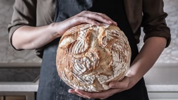 Chléb doma nenechávejte v igelitovém sáčku. Poradíme, jak vydrží čerstvý celý týden