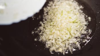 Čevabčiči pečené v troubě s bramborem na bouchačku – jednoduchý recept krok za krokem