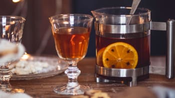 Nealkoholický punč s pomerančem a voňavým kořením