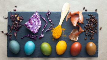 Barvení vajec jídlem: Jednoduchým postupem docílíte sytých a zářivých barev