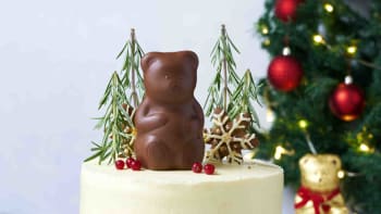 Vánoční perníkový dort s krémem z bílé čokolády 
