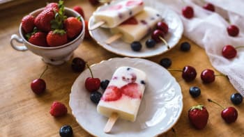 Domácí jogurtové nanuky s letním ovocem