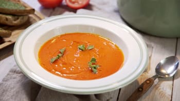Polévka z pečených rajčat a paprik 