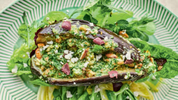 Prudce jedlý lilkový salát s mátou, fetou a mandlemi podle Jamieho Olivera
