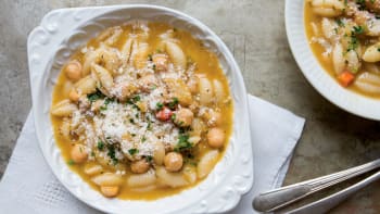 Italská polévka z cizrny a těstovin cavatelli