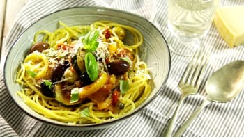 Kukuřičné špagety s jižní zeleninou