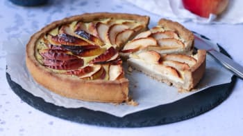 Pohankový koláč s tvarohovou náplní a jablky
