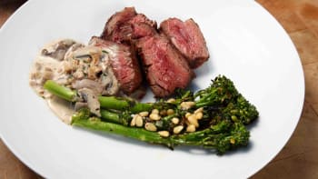 Hanger steak s brokolicí a houbovou omáčkou podle Šéfa
