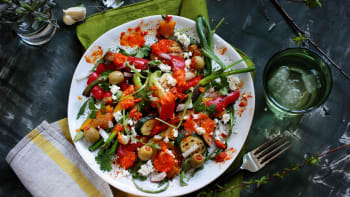 Salát z grilované zeleniny s pikantním ajvarem