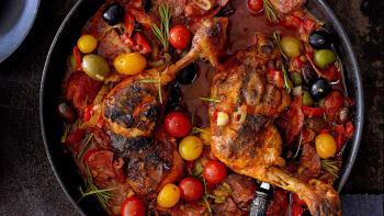 Pikantní kuře ve španělském stylu s chorizem a olivami