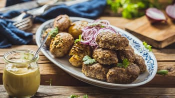Čevabčiči pečené v troubě s bramborem na bouchačku – jednoduchý recept krok za krokem