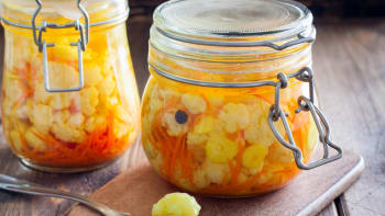 Naložte domácí pickles – rychle kvašená zelenina nakopne imunitu a skvěle chutná