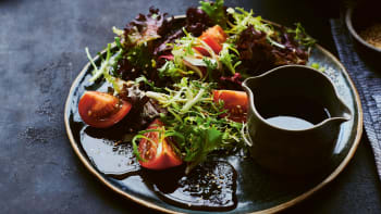 Míchaný salát se sladkým cibulovo-zázvorovým dresinkem v japonském stylu