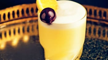 Whiskey sour – nakyslý koktejl s napěněnou čepicí z bílků