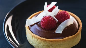 Kokosovo-malinové dortíky s čokoládovou pěnou 