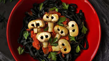 Halloween: Strašidelné těstoviny s houbovými lebkami